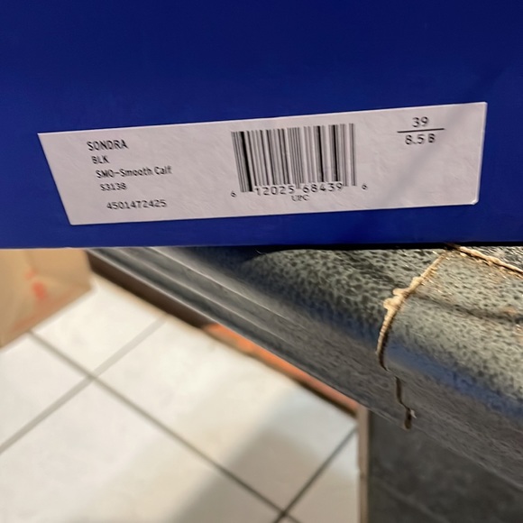 Brand new and original Stuart Weitzman, black boots - Picture 5 of 5